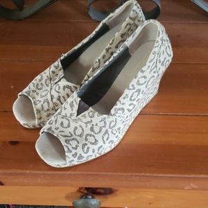 Toms Canvas Leopard print wedges